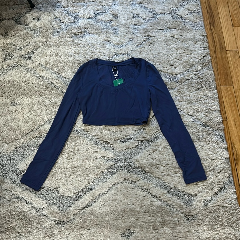 Very smooth navy blue cropped long sleeve top
